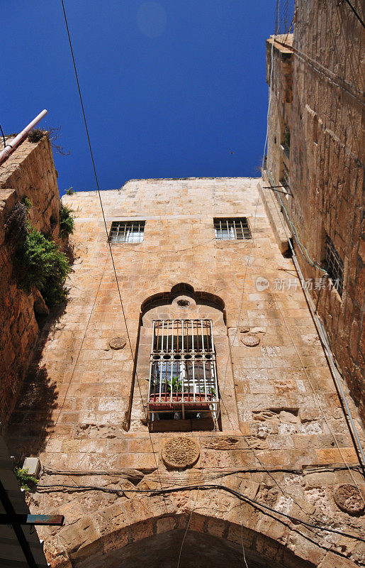 以色列耶路撒冷:El Wad Ha Gai街的石拱